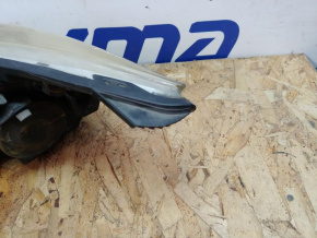 Фара передняя правая дорестайлинг светлая дефект крепления Ford Focus MK3 2011-2014 BM5113W029E BM5Z13008F