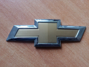 Эмблема крышки багажника Chevrolet Malibu 16- обломана защёлка 23125930 00-00014795