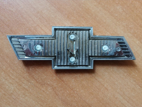 Эмблема крышки багажника Chevrolet Malibu 16- обломана защёлка 23125930