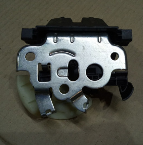 Замок крышки багажника Volkswagen Passat B7 2.5 1.8 USA 2011-2015 561827505B
