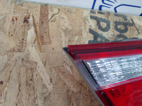 Фонарь внутренний крышка багажника левый сколы Toyota Camry V55 2AR-FE 2015-2017 8159006410