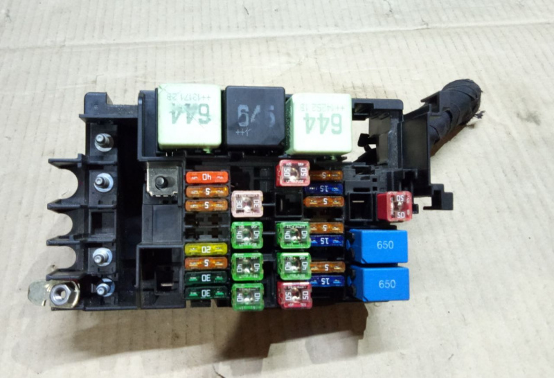 Блок предохранителей подторпедный Volkswagen Passat B7 2.5 1.8 USA 2011-2015
