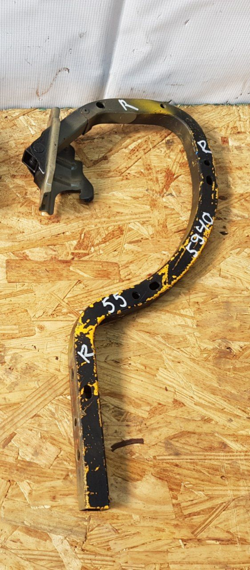 Петля крышки багажника правая Toyota Camry V55 2AR-FE 2015-2017 6451006220