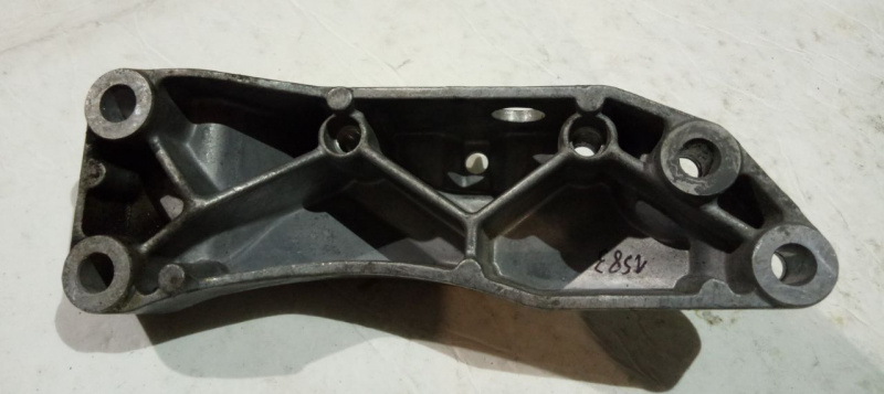 Кронштейн кпп Volkswagen Passat B7 1.8 USA CPRA 2011-2015 1k0199117