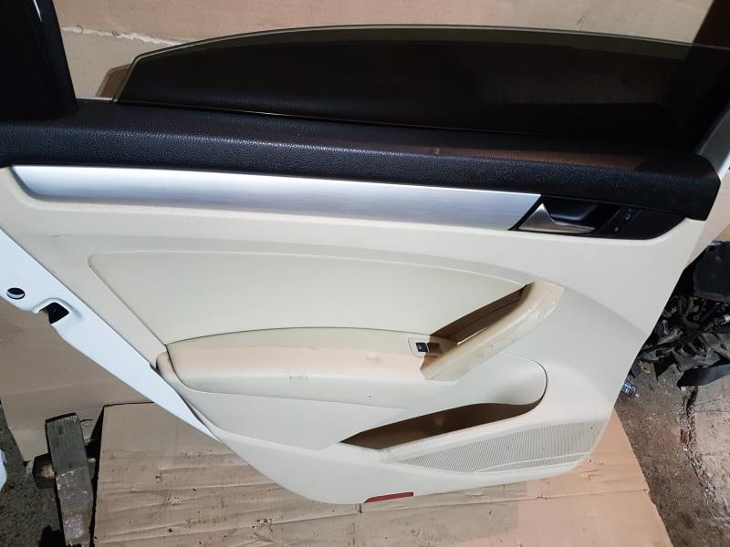 Обшивка двери (карта) зад лев Volkswagen Passat B7 2.5 1.8 USA 2011-2015 561867011DOUS
