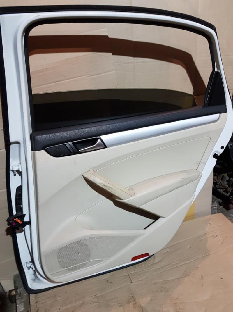 Обшивка двери (карта) зад прав Volkswagen Passat B7 2.5 1.8 USA 2011-2015 561867012EOUS