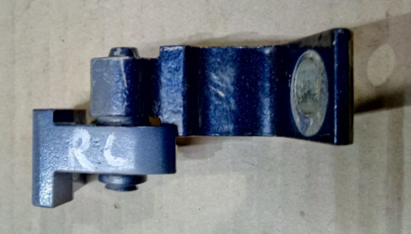 Петля двери зад лев низ Volkswagen Passat B7 2.5 1.8 USA 2011-2015 7N0831401A