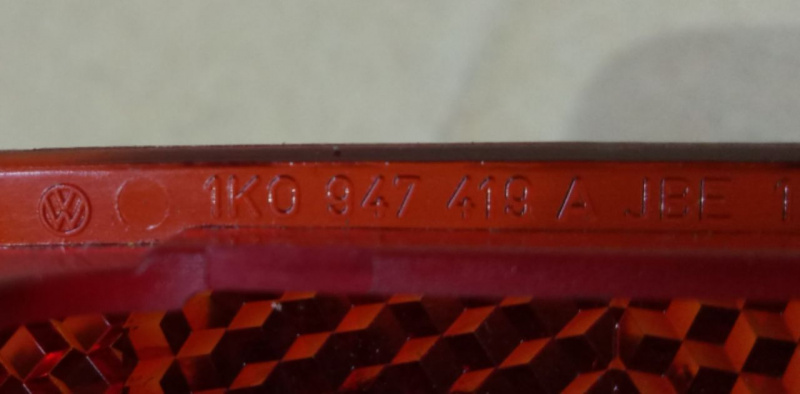 Светоотражатель двери задней лев/прав Volkswagen Passat B7 2.5 USA CBTA 2011-2014 1K0947419A