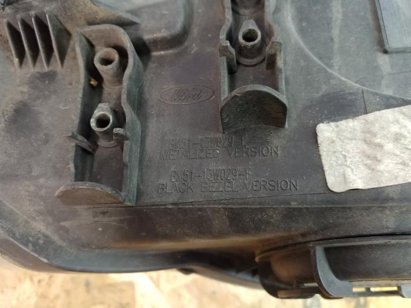Фара передняя правая дорестайлинг светлая дефект крепления Ford Focus MK3 2011-2014 BM5113W029E BM5Z13008F