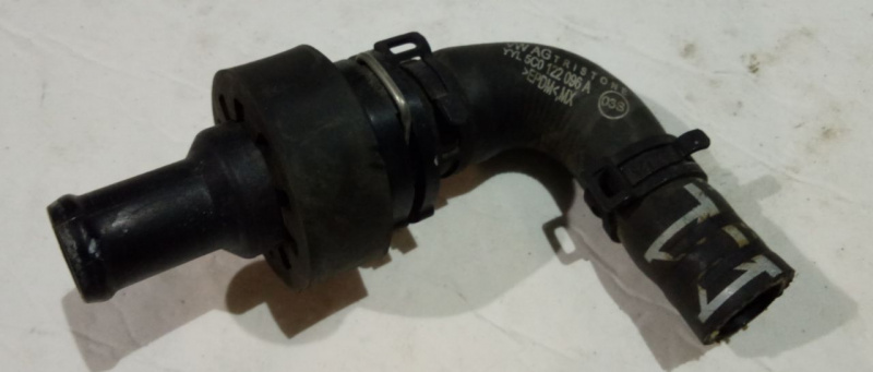 Патрубок системы охлаждения Volkswagen Passat B7 1.8 USA CPRA 2011-2015 5C0122096A