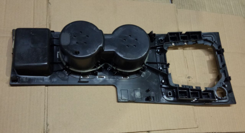 Подстаканники панель Volkswagen Passat B7 2.5 1.8 USA 2011-2015 561864263MKIL