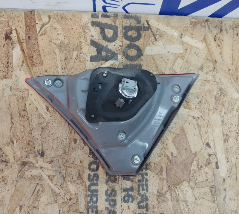 Фонарь внутренний крышка багажника левый сколы Toyota Camry V55 2AR-FE 2015-2017 8159006410