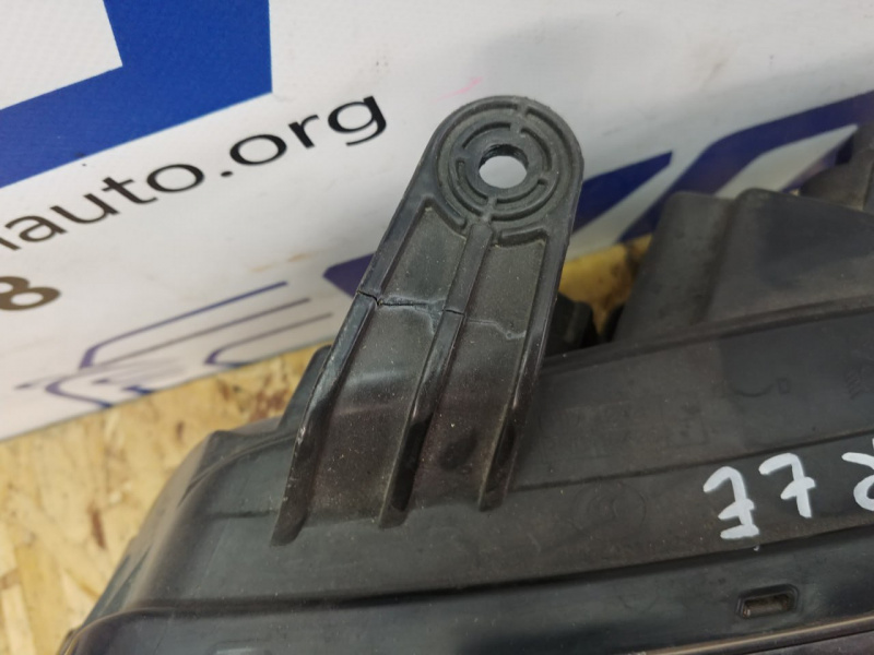 Фара передняя левая дефект креплений KIA Forte 921011M033