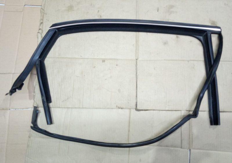 Молдинг двери верхний хром зад прав верх Volkswagen Passat B7 2.5 1.8 USA 2011-2015 561839644A