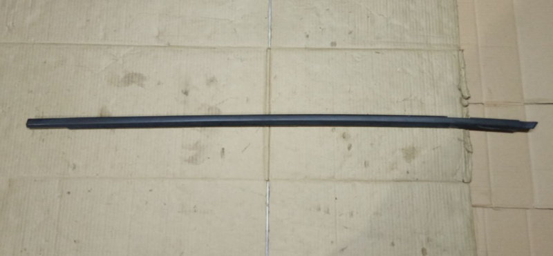 Молдинг дверь-стекло центральный черный перед левый Volkswagen Passat B7 2.5 USA CBTA 2011-2014 5618374775AP