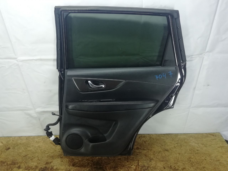 Обшивка двери карта задней правой Nissan Rogue T32 QR25DE 2014- 829004BA0B 829004BA0A