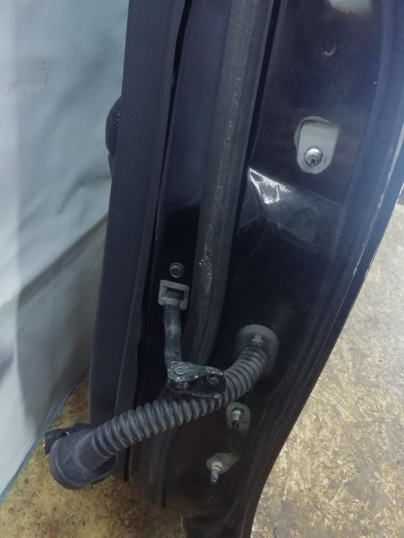 Ограничитель двери задней левой Nissan Rogue T32 QR25DE 2014- 824304CL0A