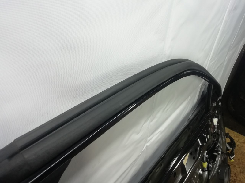 Уплотнитель двери передней левой Nissan Rogue T32 QR25DE 2014- 808316FL1A