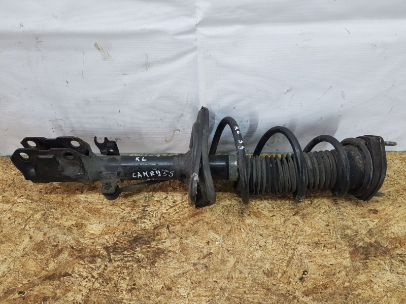Стойка амортизатора в сборе задняя левая LE Toyota Camry V55 2AR-FE 2015-2017