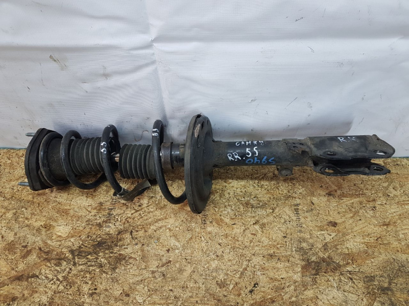 Стойка амортизатора в сборе задняя правая LE Toyota Camry V55 2AR-FE 2015-2017