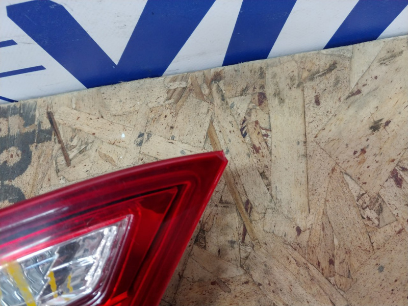 Фонарь внутренний крышка багажника левый сколы Toyota Camry V55 2AR-FE 2015-2017 8159006410