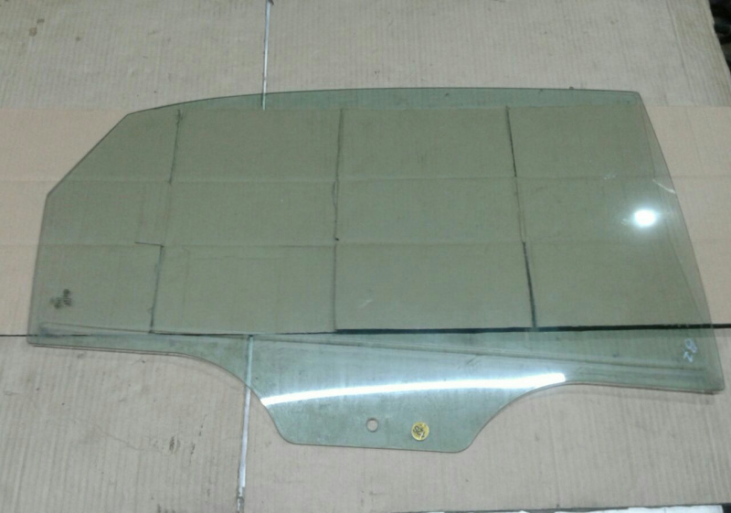 Стекло двери зад прав Volkswagen Passat B7 2.5 1.8 USA 2011-2015 561845026A