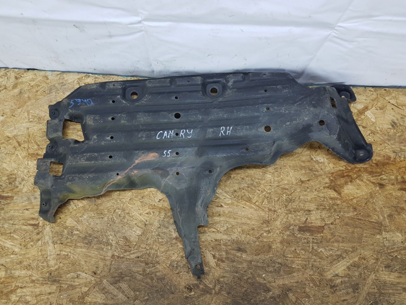 Обшивка днища правая Toyota Camry V55 2AR-FE 2015-2017 5839806120